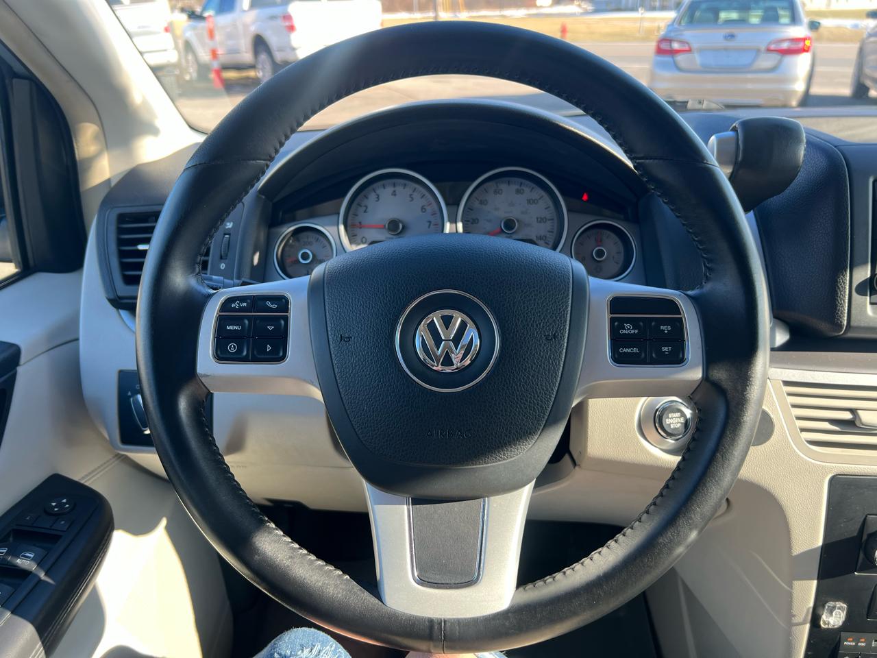 Volkswagen Routan SEL 2012