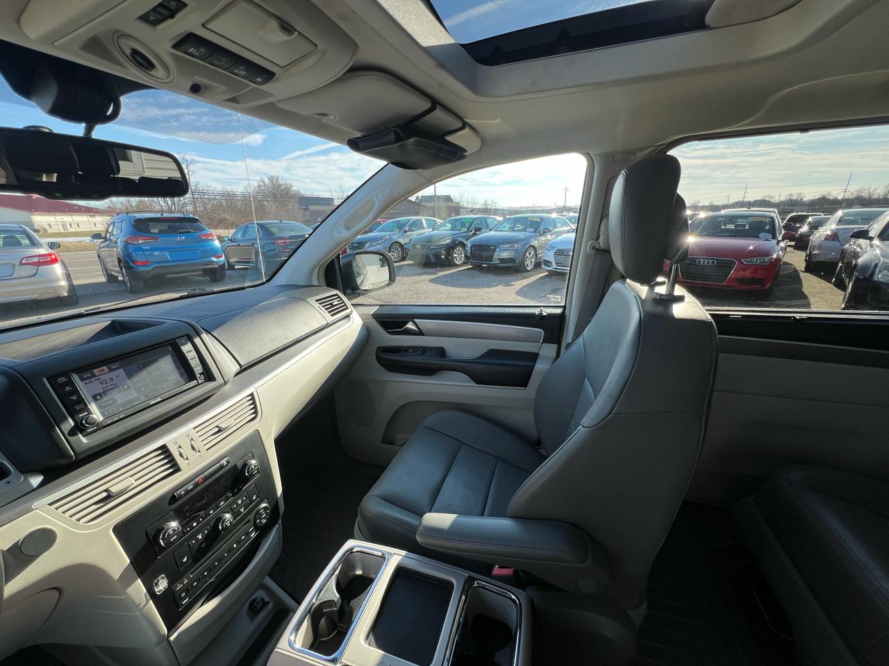 Volkswagen Routan SEL 2012