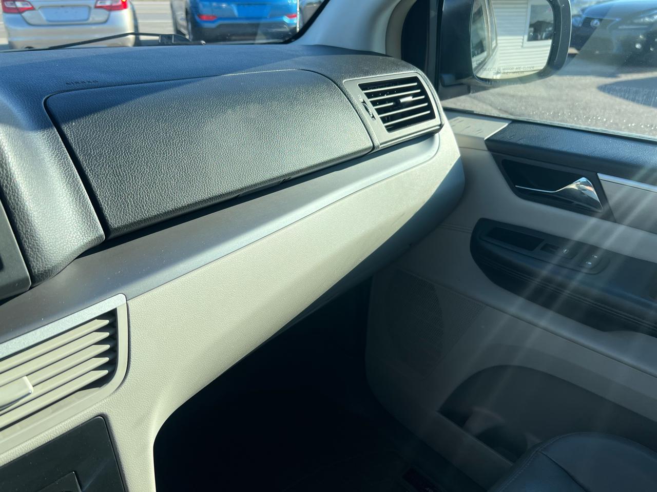 Volkswagen Routan SEL 2012