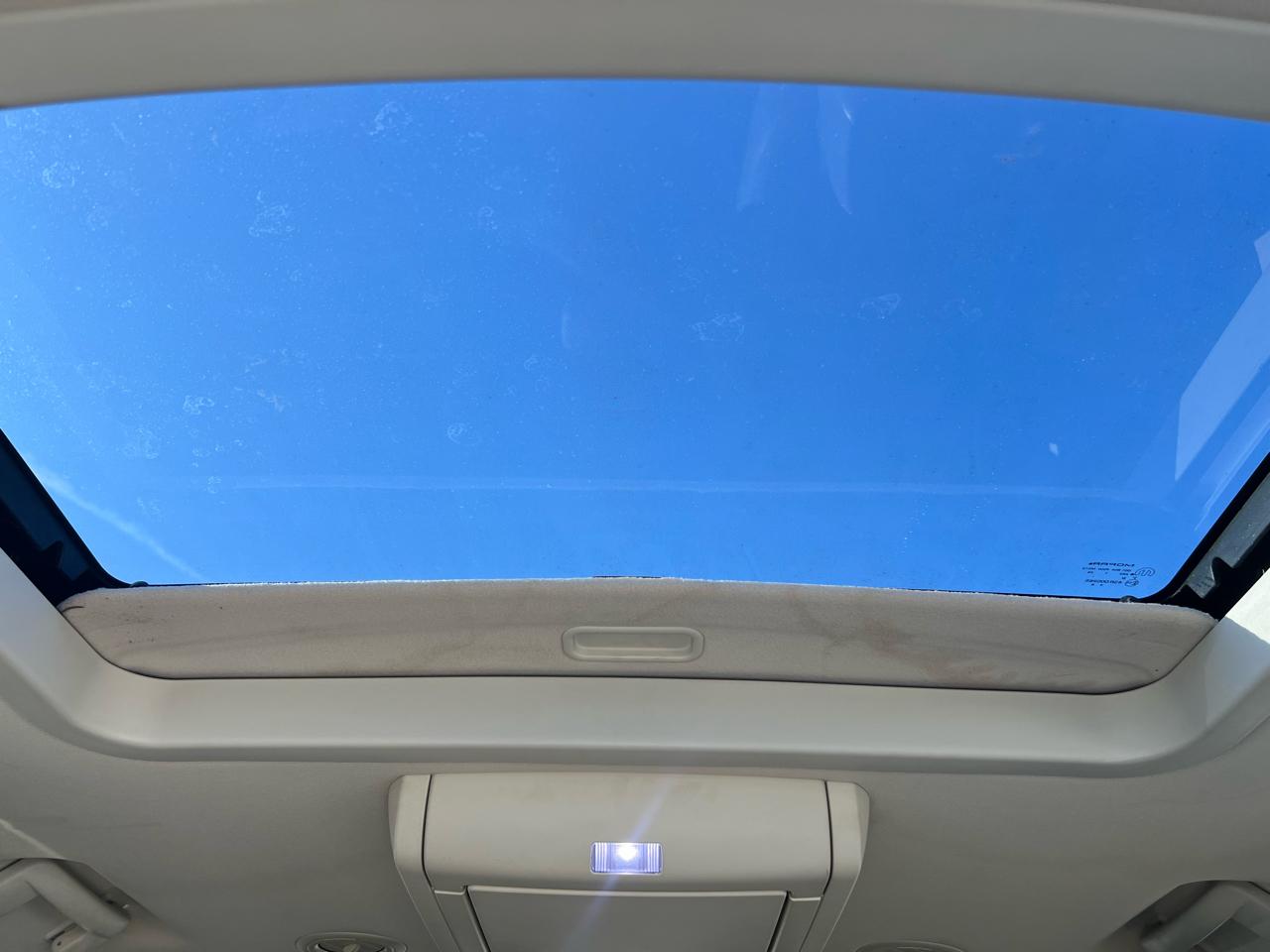 Volkswagen Routan SEL 2012