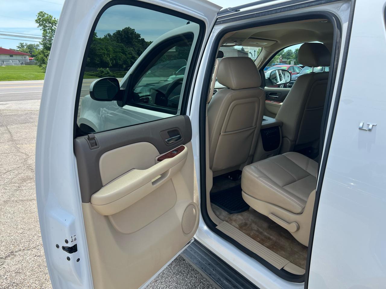 Chevrolet Suburban LT 1500 4WD 2012