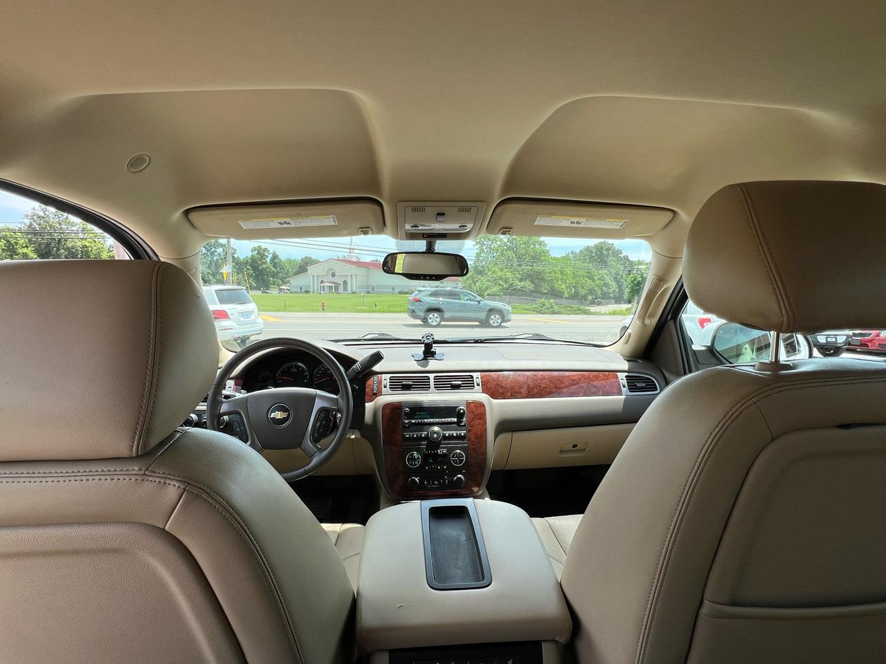 Chevrolet Suburban LT 1500 4WD 2012