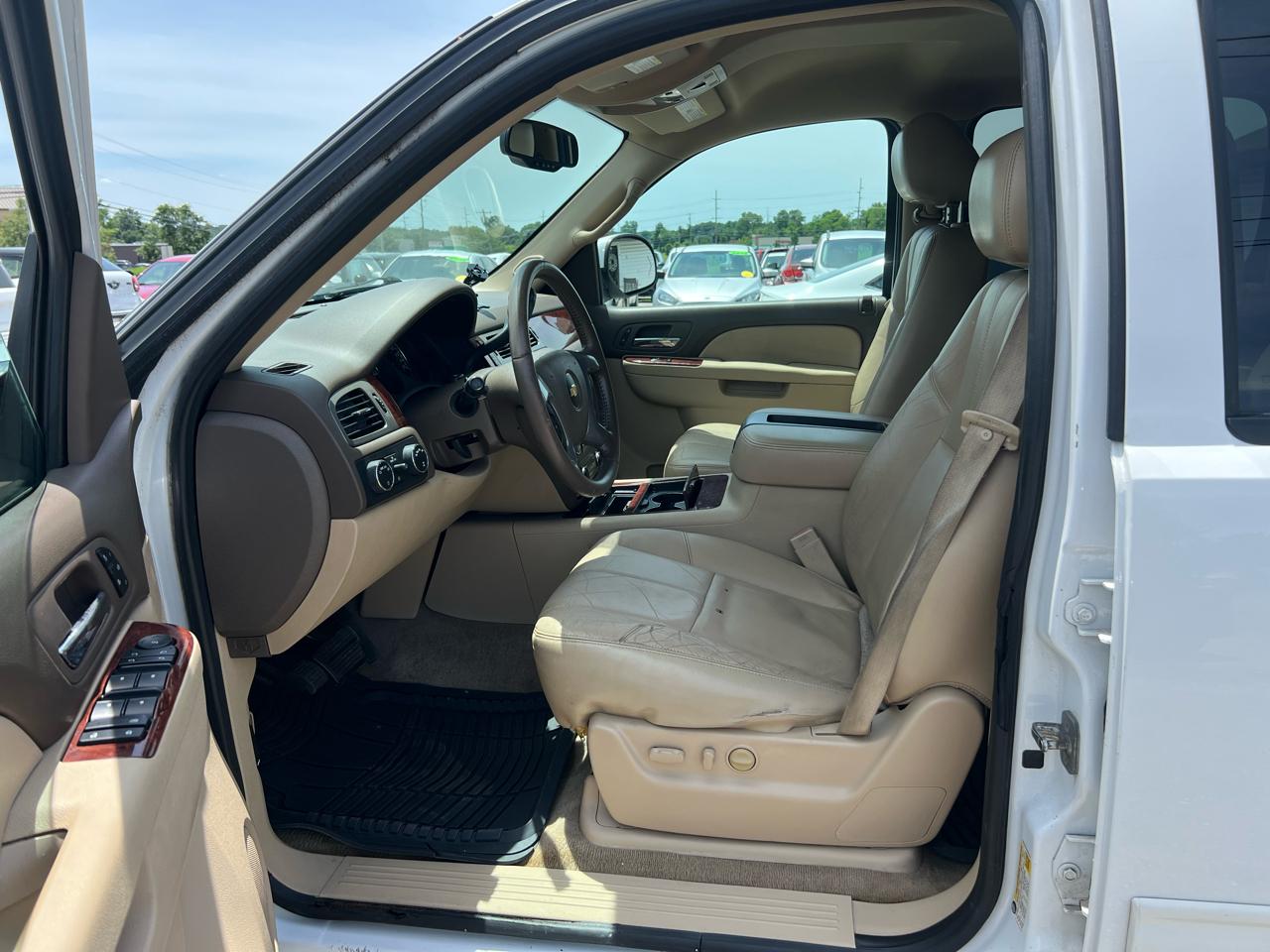Chevrolet Suburban LT 1500 4WD 2012