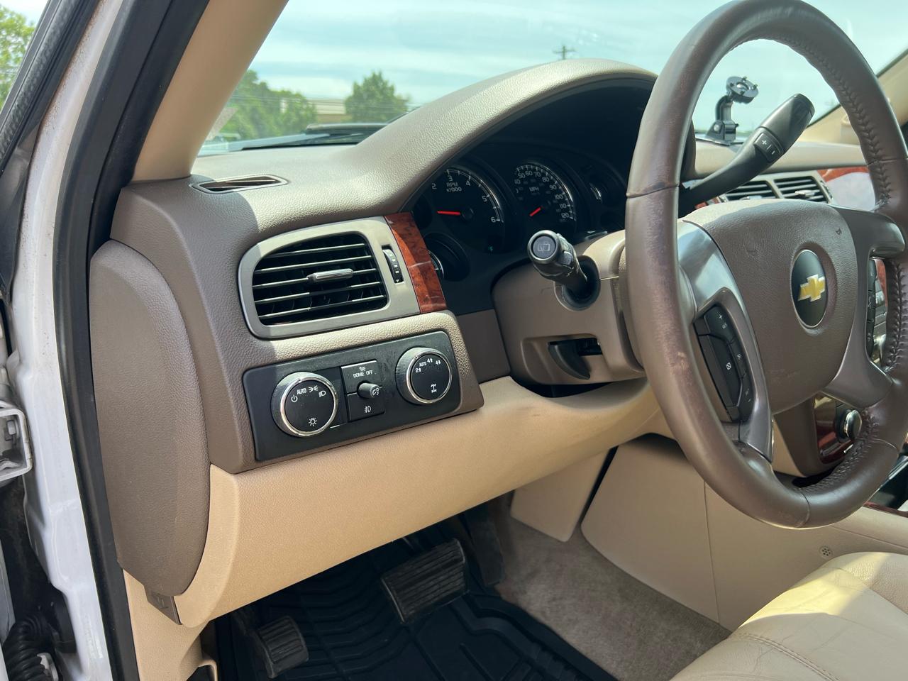 Chevrolet Suburban LT 1500 4WD 2012