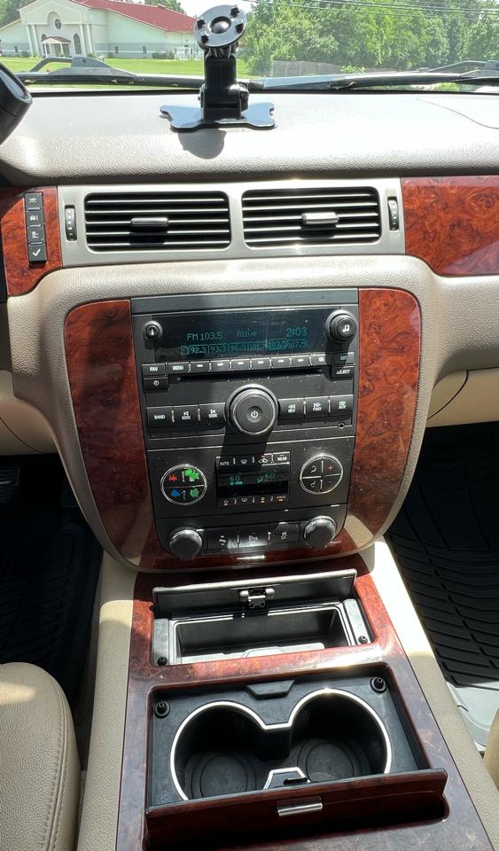 Chevrolet Suburban LT 1500 4WD 2012