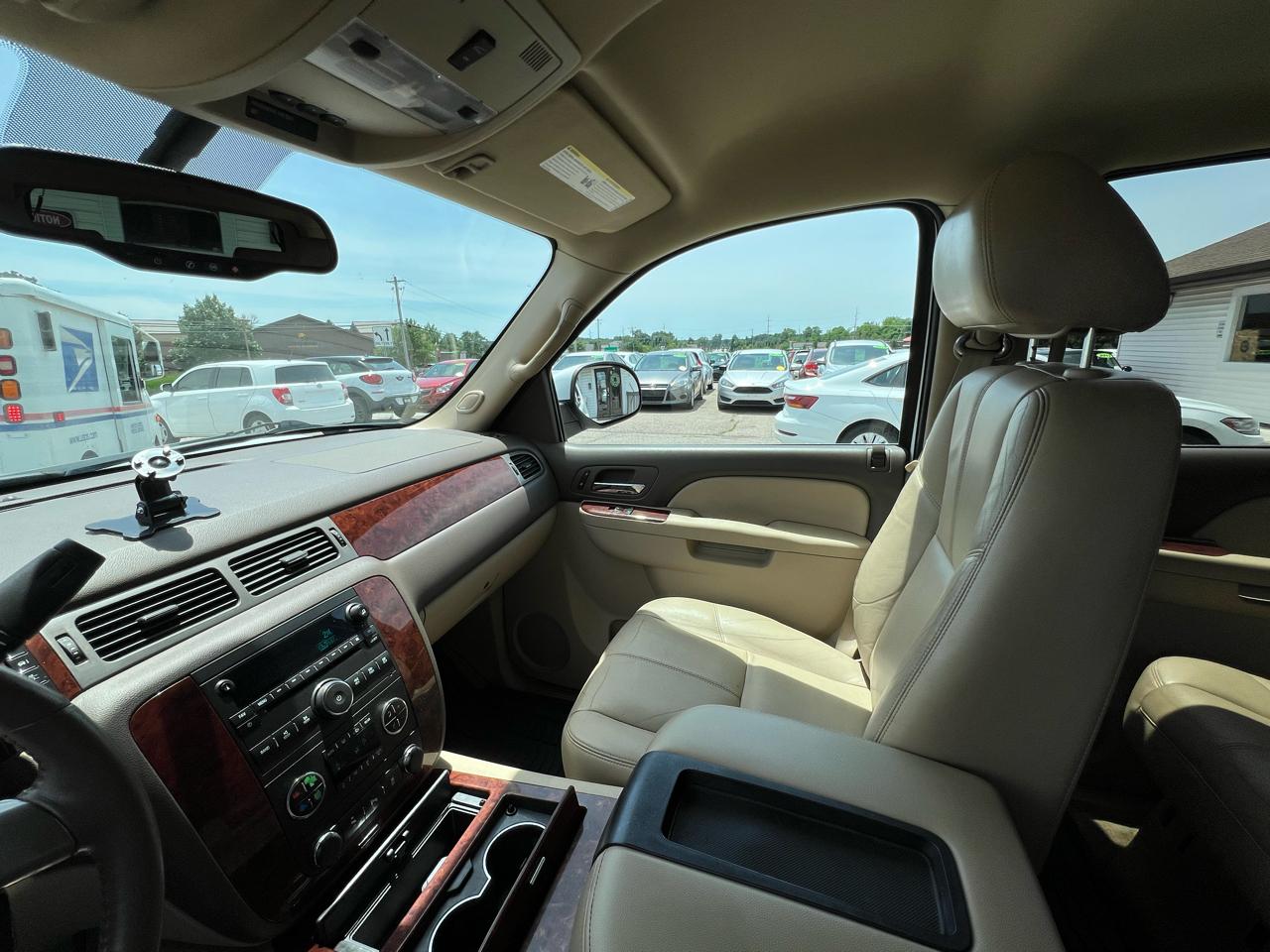Chevrolet Suburban LT 1500 4WD 2012