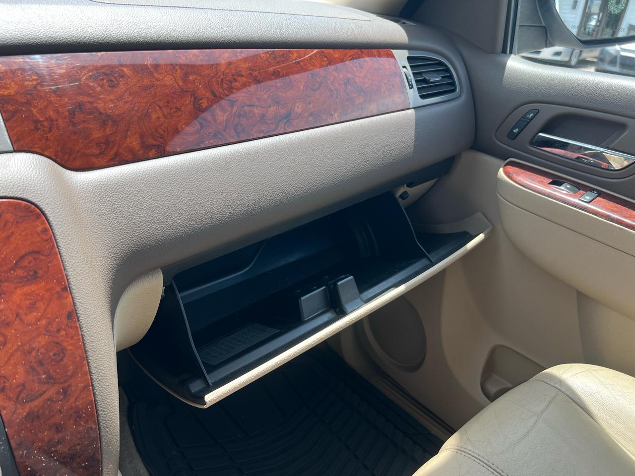 Chevrolet Suburban LT 1500 4WD 2012