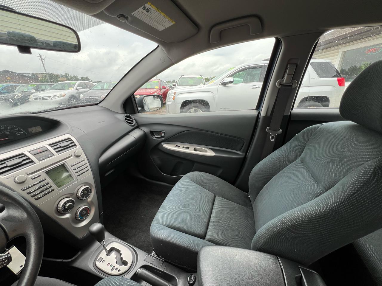 Toyota Yaris Sedan 4-Speed AT 2009
