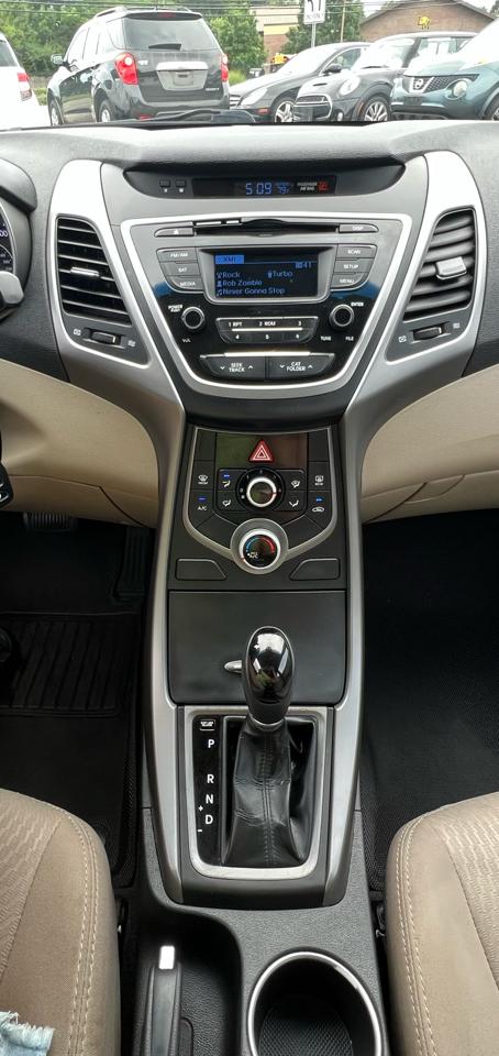 Hyundai Elantra SE 6AT 2016