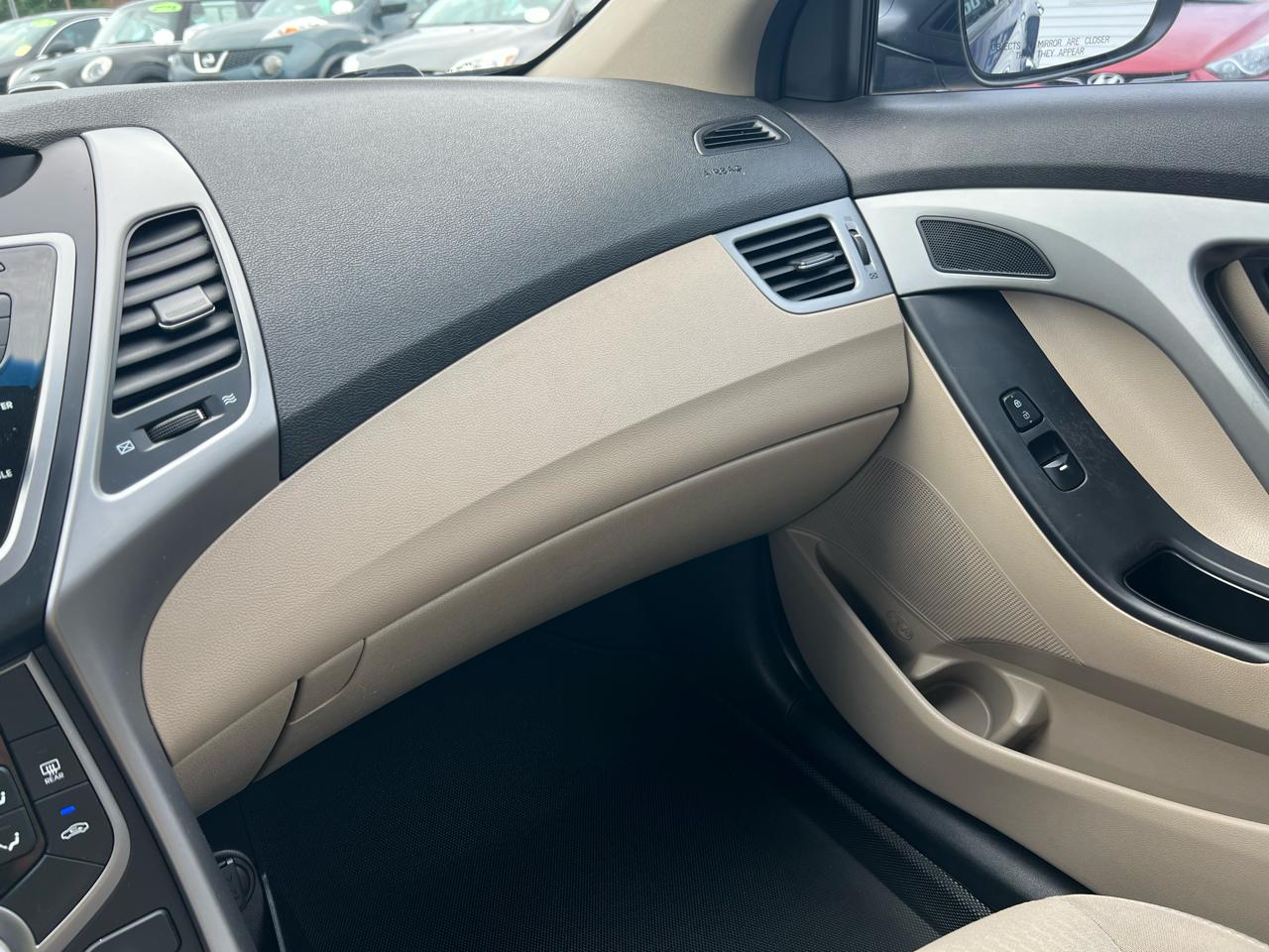Hyundai Elantra SE 6AT 2016