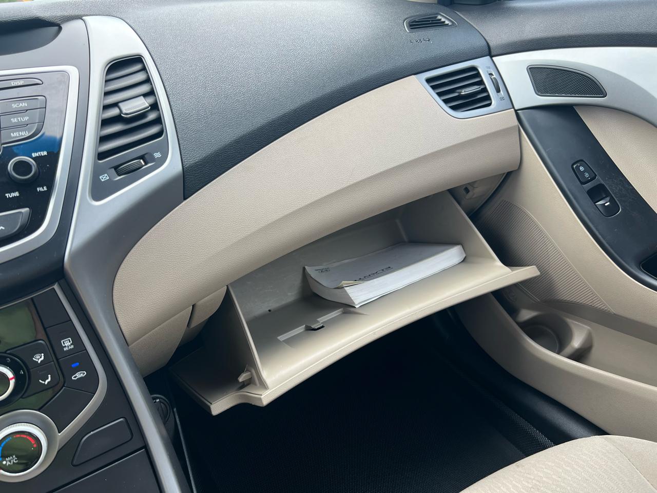 Hyundai Elantra SE 6AT 2016