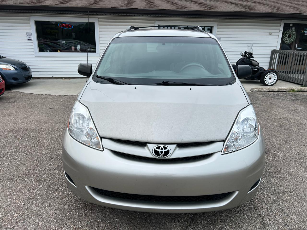 Toyota Sienna CE FWD 7-Passenger 2009