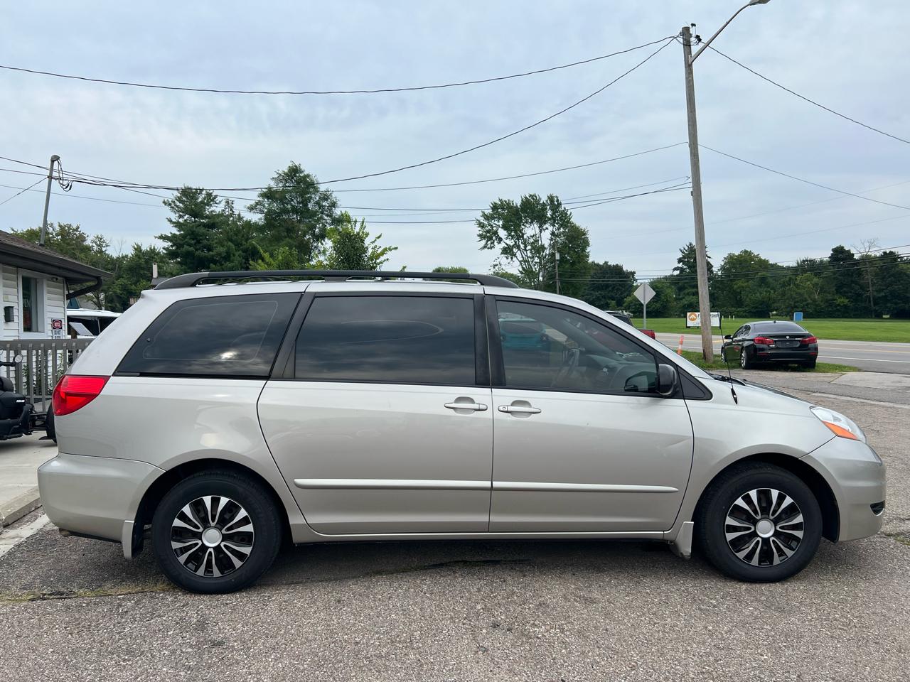 Toyota Sienna CE FWD 7-Passenger 2009