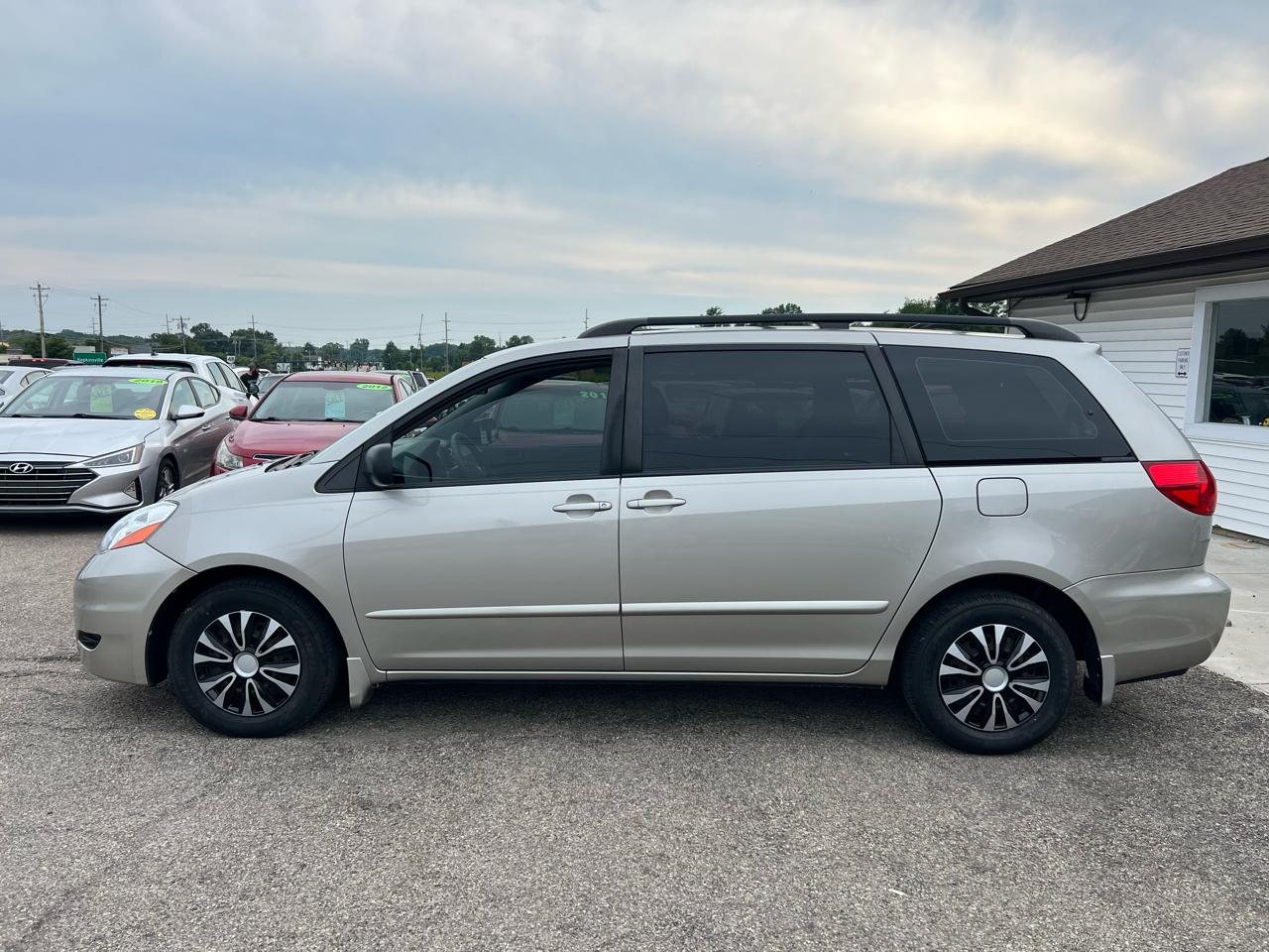 Toyota Sienna CE FWD 7-Passenger 2009