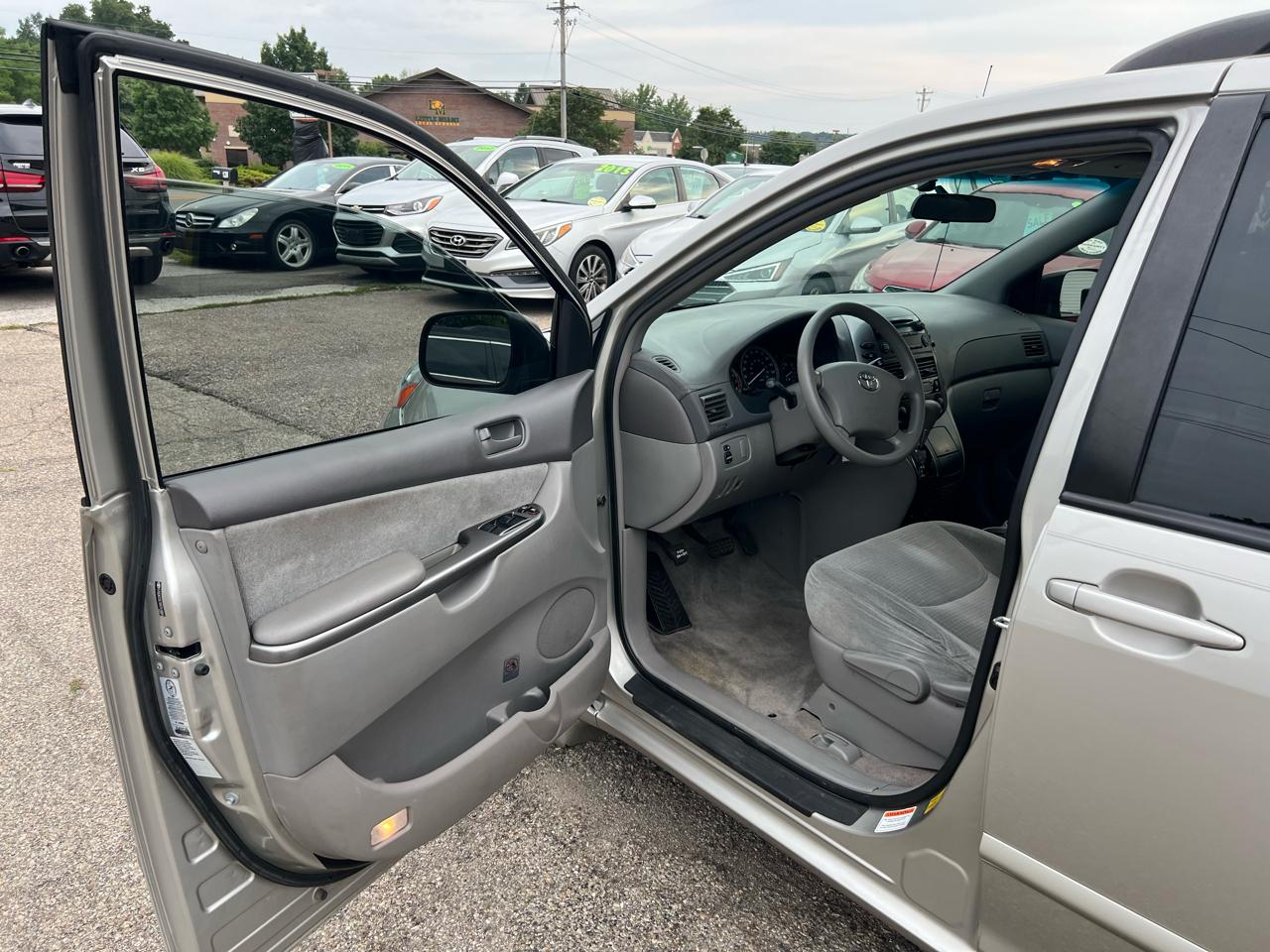 Toyota Sienna CE FWD 7-Passenger 2009