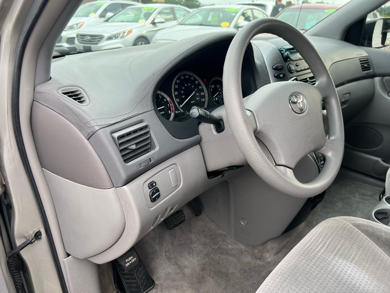 Toyota Sienna CE FWD 7-Passenger 2009