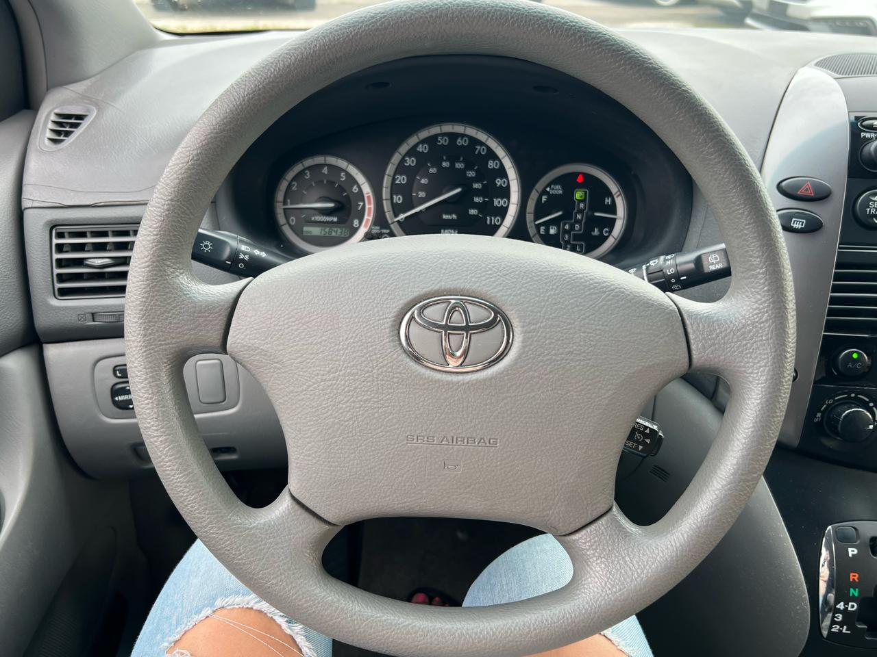 Toyota Sienna CE FWD 7-Passenger 2009
