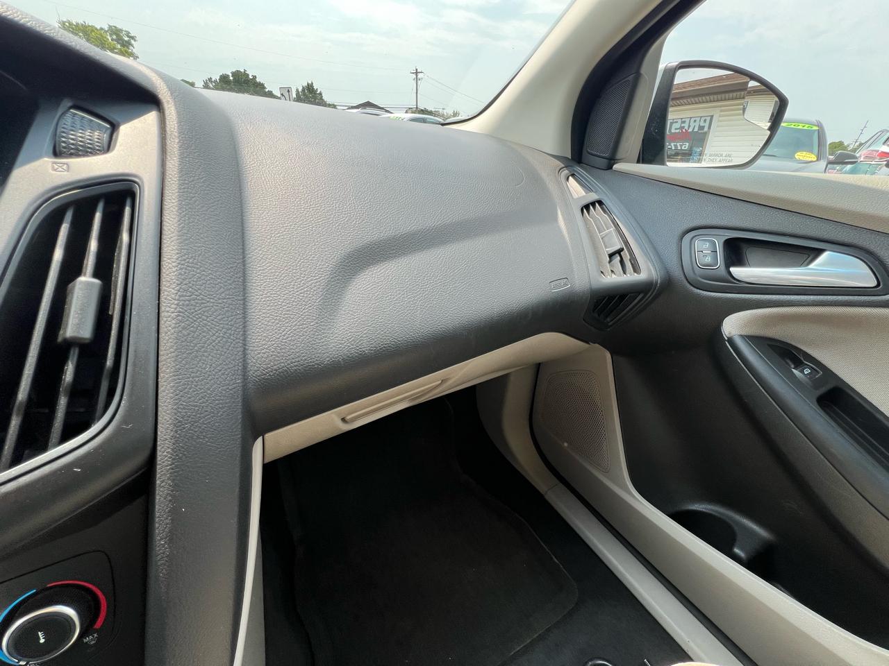 Ford Focus SE Sedan 2016