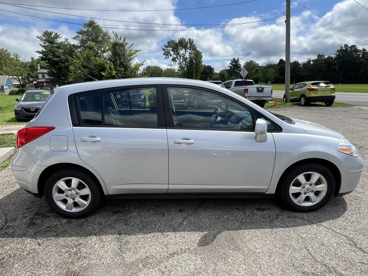 Nissan Versa 1.8 SL Hatchback 2012