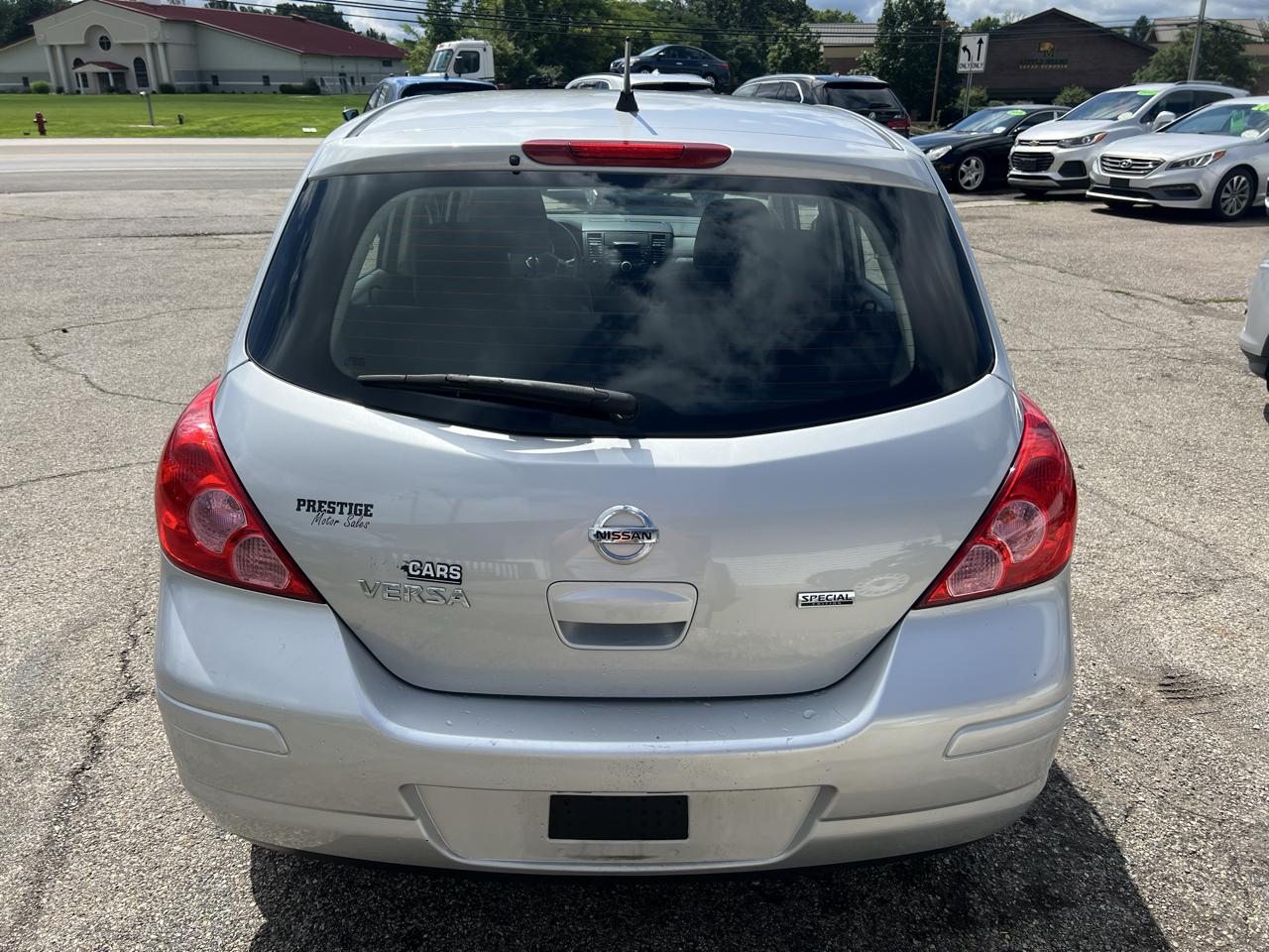 Nissan Versa 1.8 SL Hatchback 2012