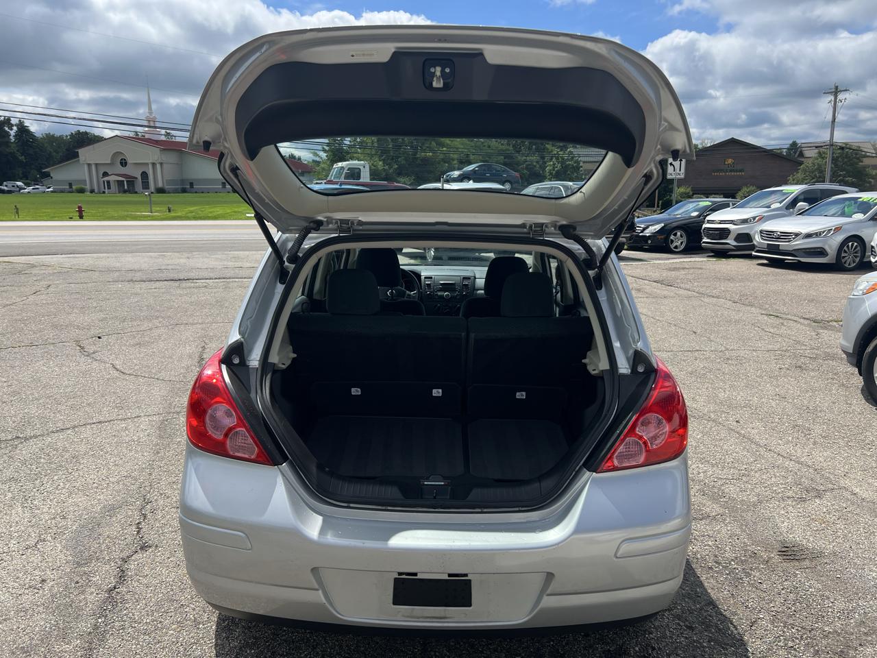 Nissan Versa 1.8 SL Hatchback 2012
