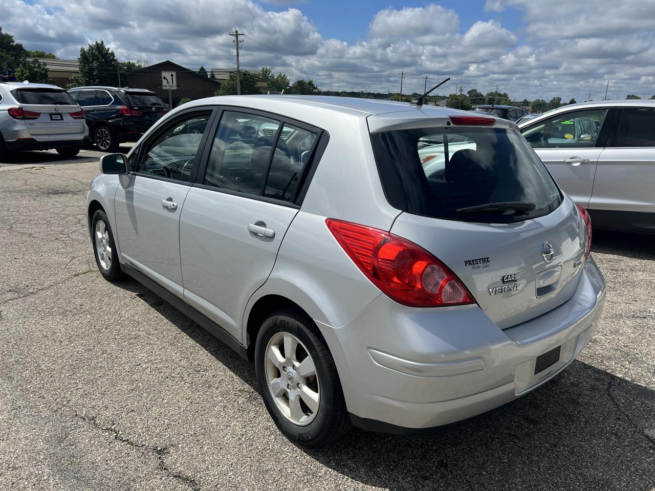 Nissan Versa 1.8 SL Hatchback 2012