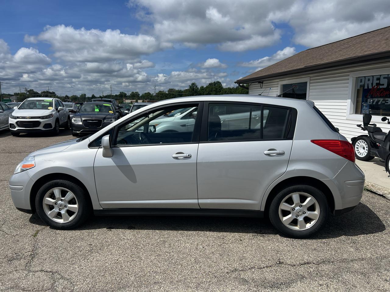 Nissan Versa 1.8 SL Hatchback 2012