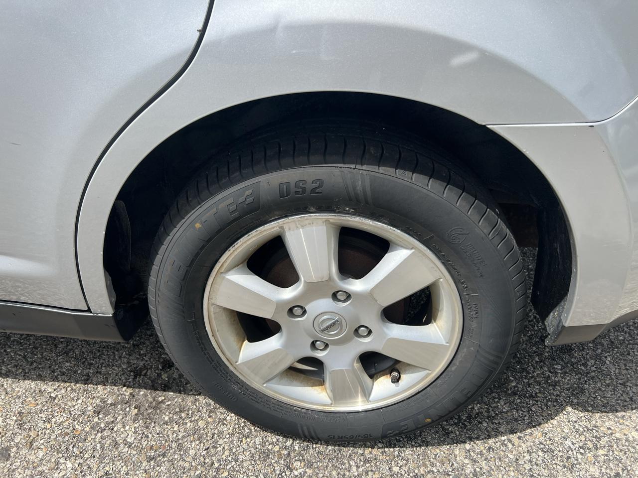 Nissan Versa 1.8 SL Hatchback 2012