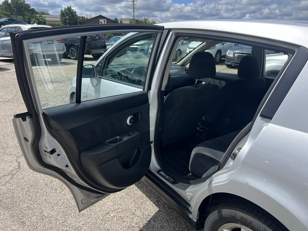 Nissan Versa 1.8 SL Hatchback 2012