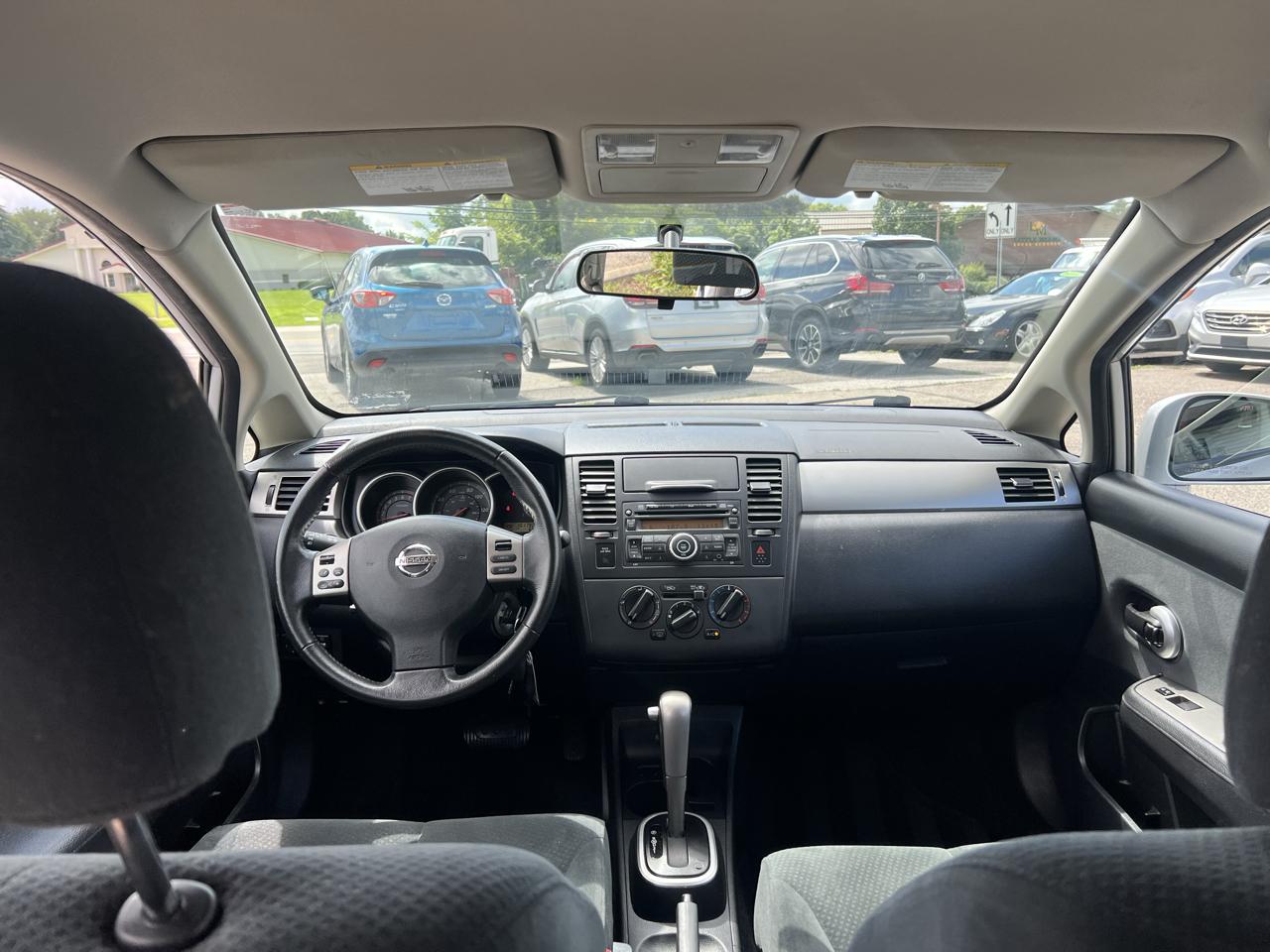 Nissan Versa 1.8 SL Hatchback 2012