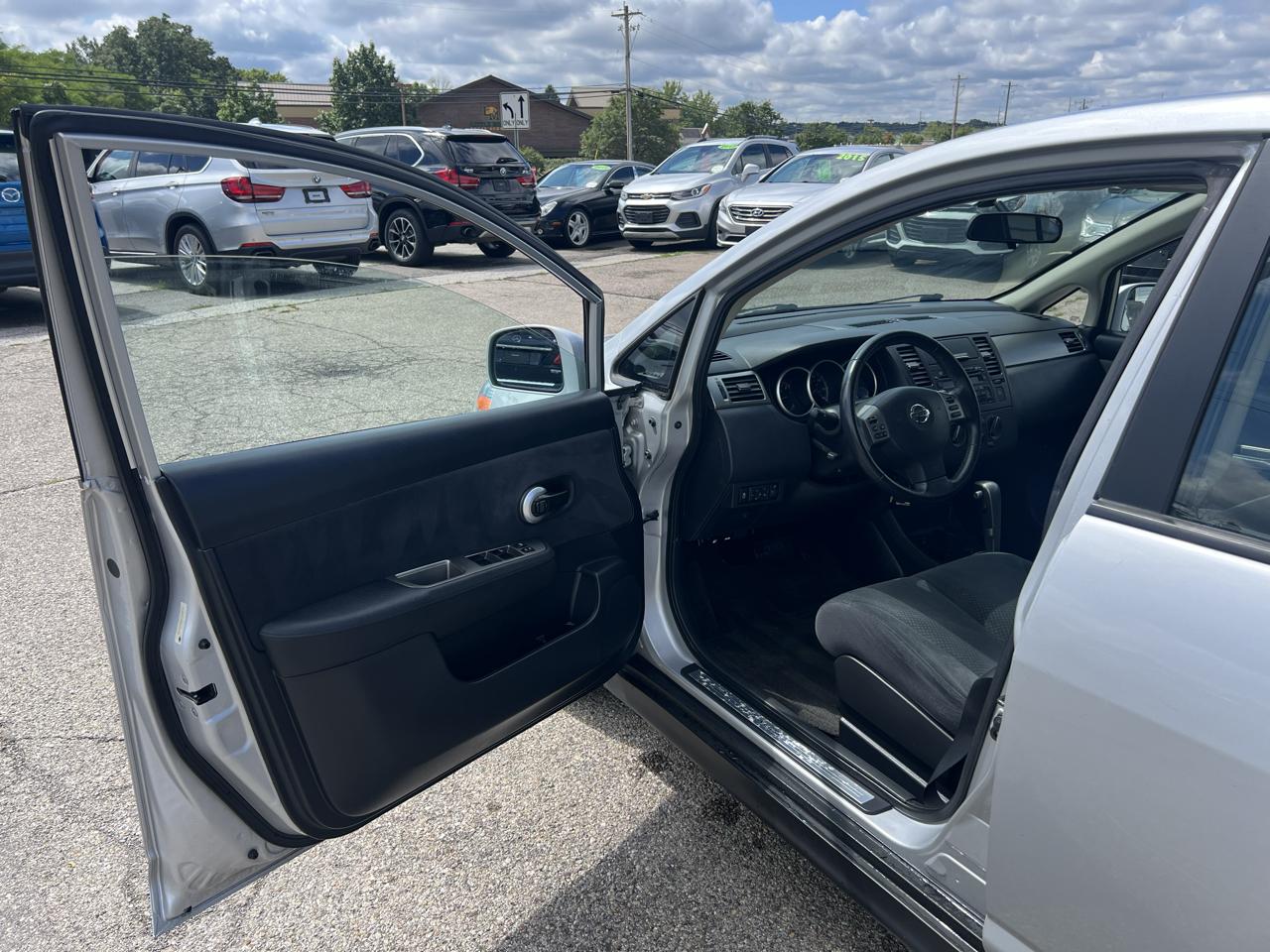 Nissan Versa 1.8 SL Hatchback 2012