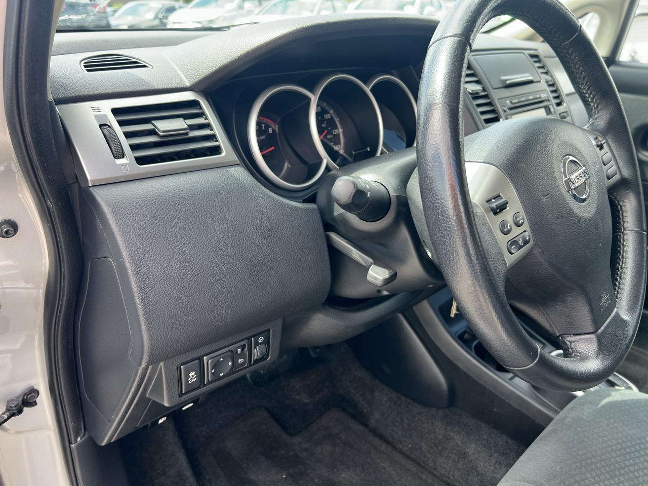 Nissan Versa 1.8 SL Hatchback 2012