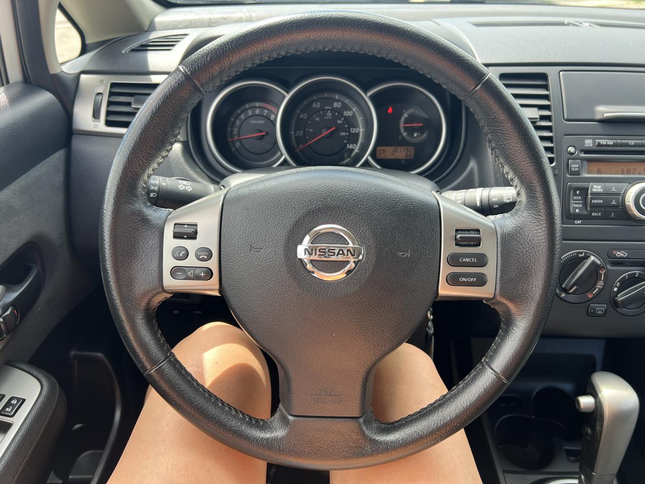 Nissan Versa 1.8 SL Hatchback 2012