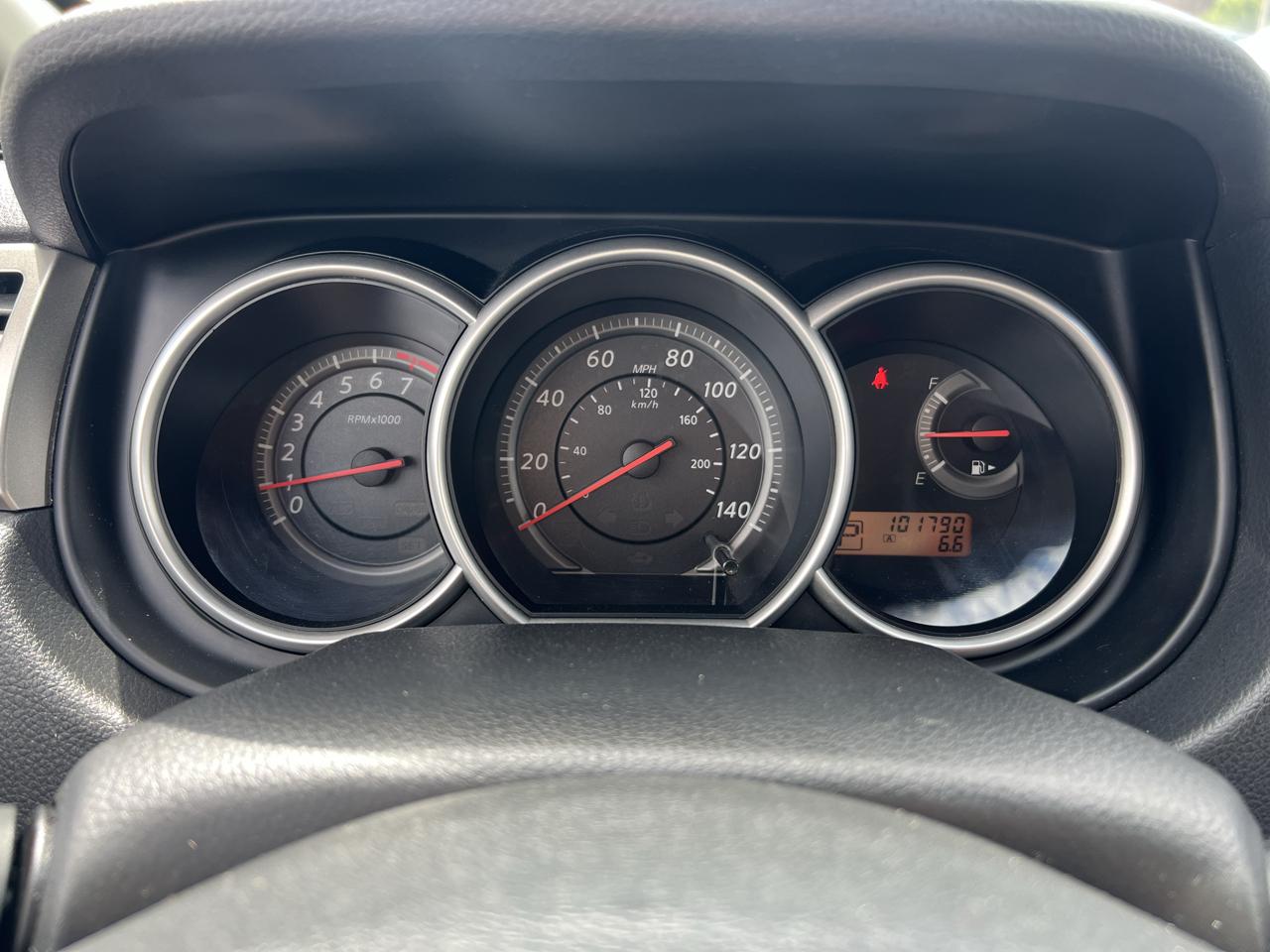 Nissan Versa 1.8 SL Hatchback 2012