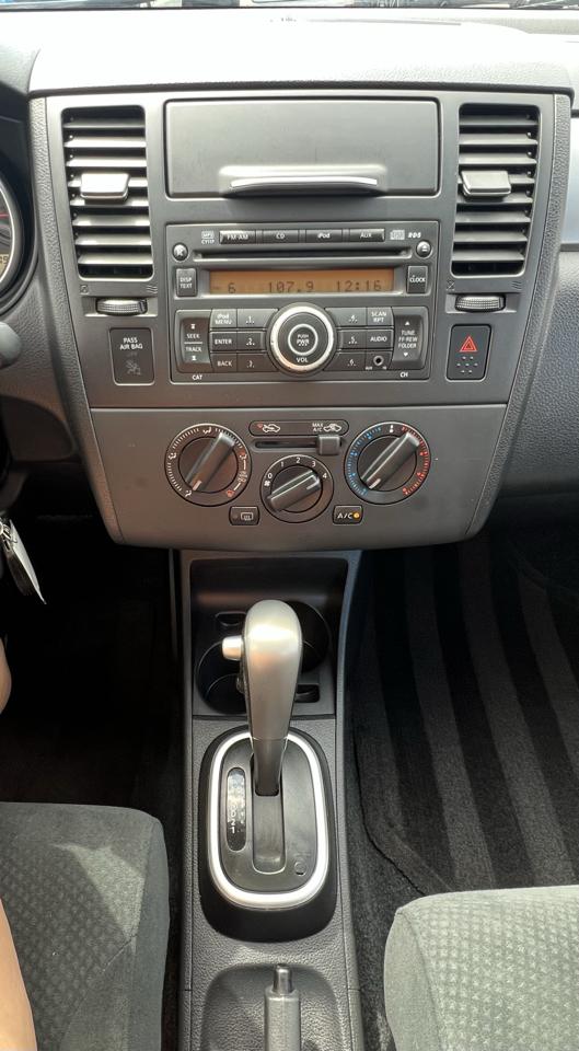 Nissan Versa 1.8 SL Hatchback 2012