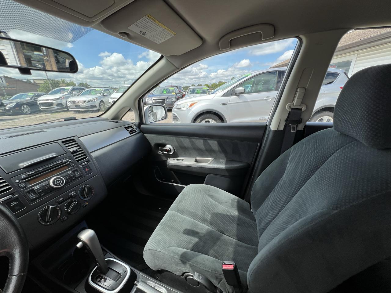 Nissan Versa 1.8 SL Hatchback 2012