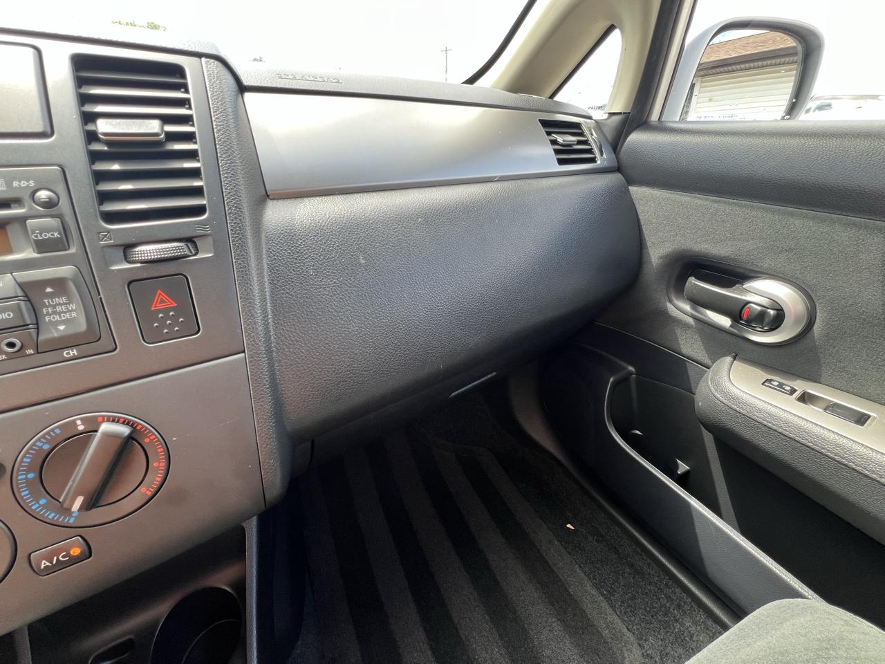Nissan Versa 1.8 SL Hatchback 2012