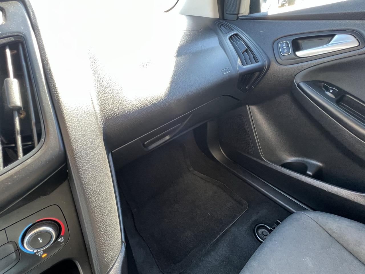 Ford Focus SE Sedan 2016