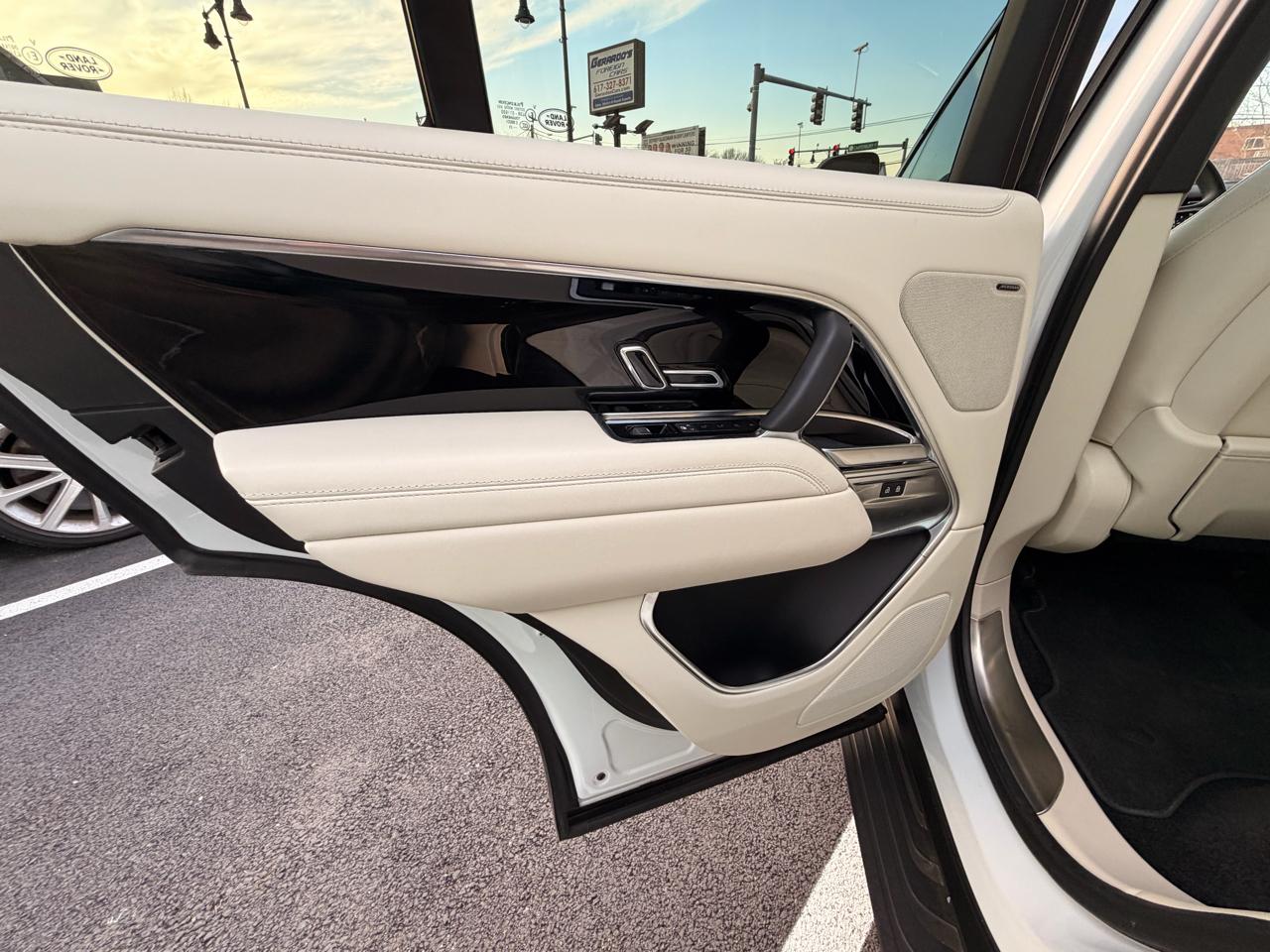 Land Rover Range Rover P400 SE SWB 2023