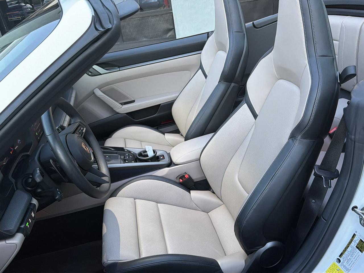 Porsche 911 Carrera Cabriolet 2025