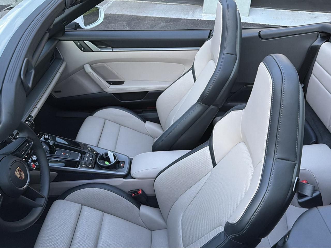 Porsche 911 Carrera Cabriolet 2025