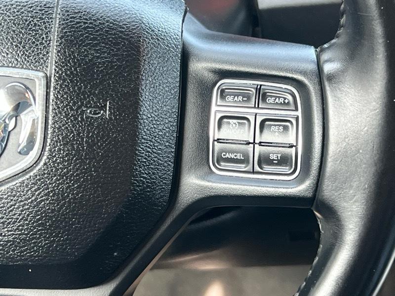 RAM 1500 4WD Crew Cab 140.5" Big Horn 2017