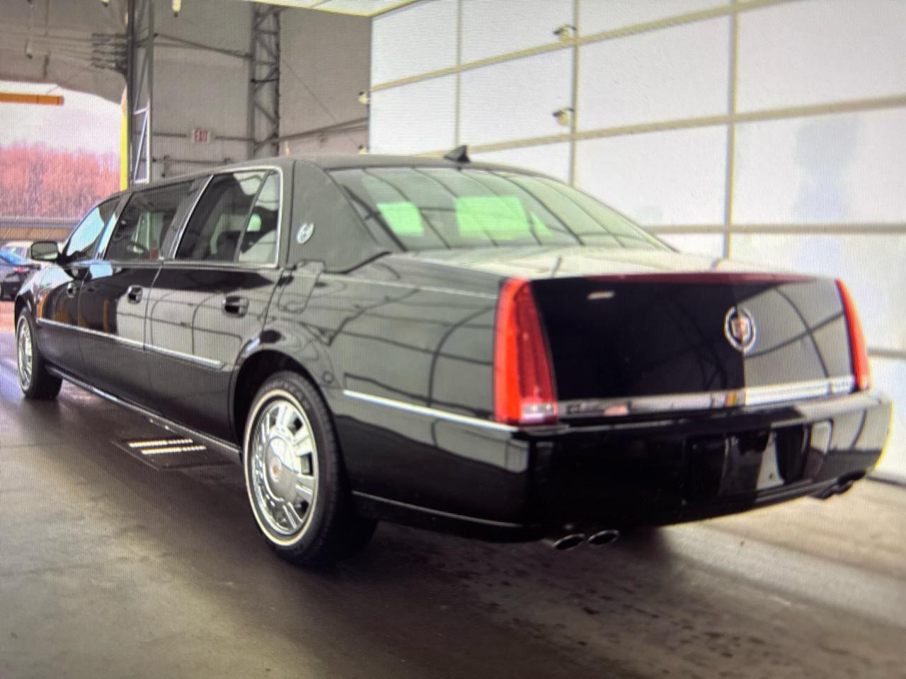 Cadillac DTS Base 2011