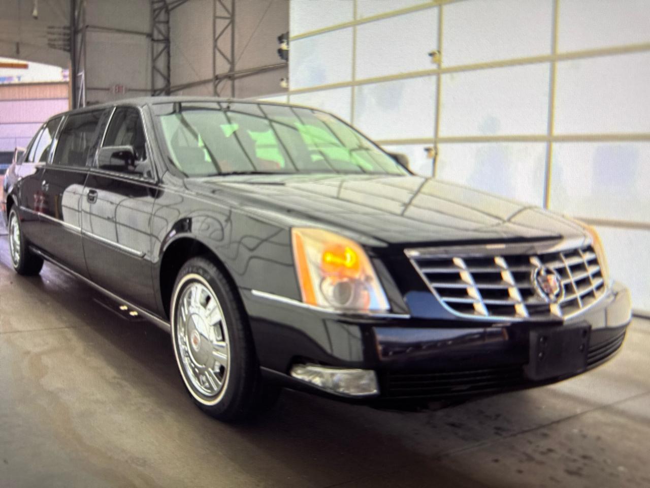 Cadillac DTS Base 2011