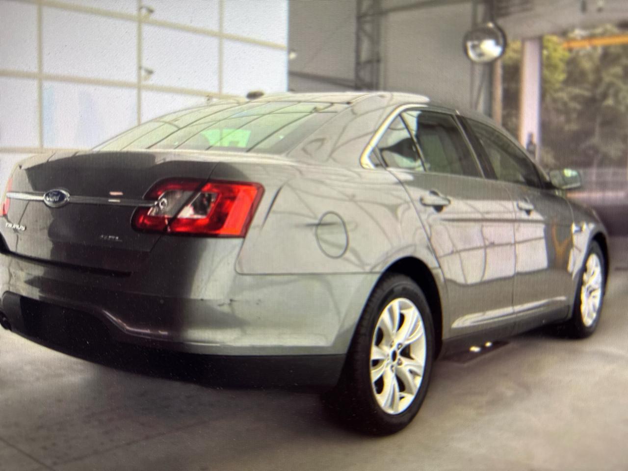 Ford Taurus SEL FWD 2011