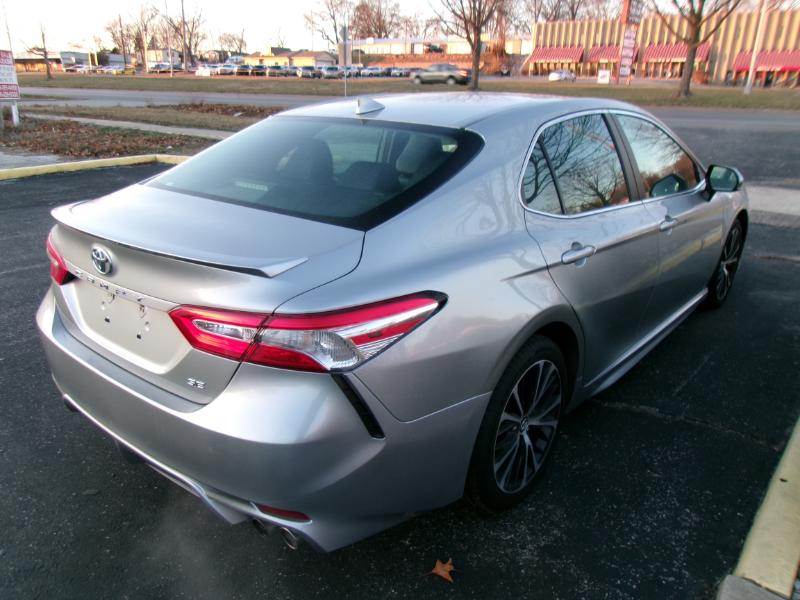 Toyota Camry SE 2020