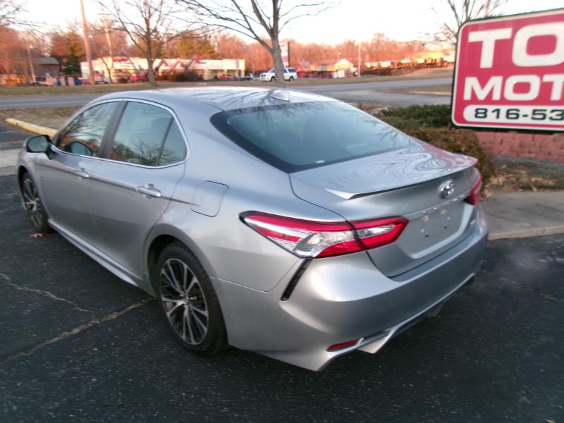 Toyota Camry SE 2020