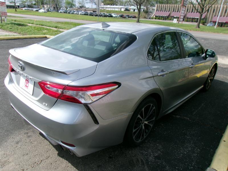 Toyota Camry SE 2020