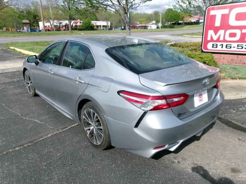 Toyota Camry SE 2020