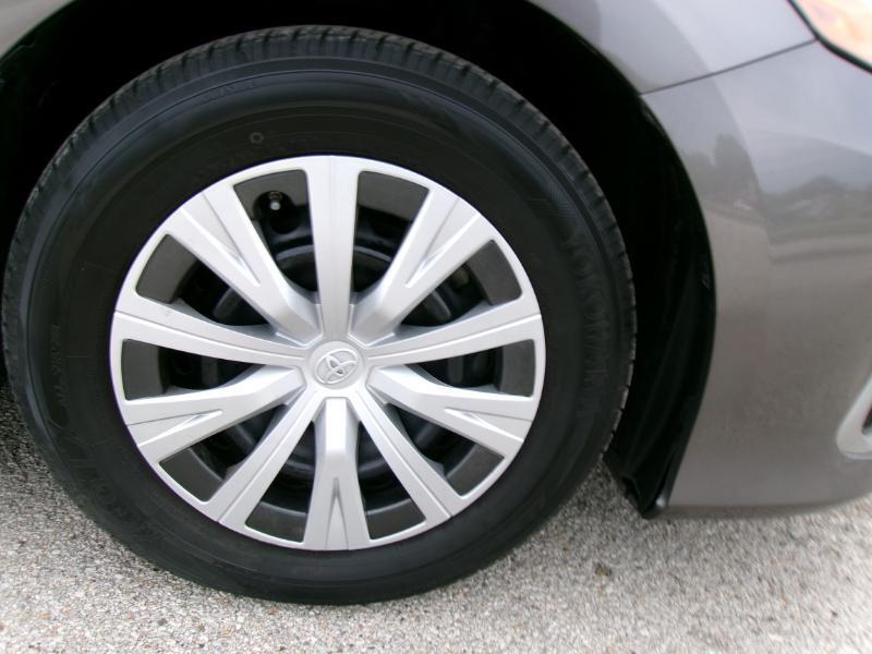 2021 Toyota Camry LE - Photo 28